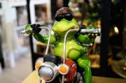 FIGURKA ŻABA MOTOCYKLISTA