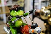 FIGURKA ŻABA MOTOCYKLISTA