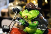 FIGURKA ŻABA MOTOCYKLISTA