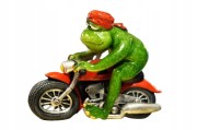 FIGURKA ŻABA MOTOCYKLISTA