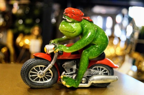 FIGURKA ŻABA MOTOCYKLISTA
