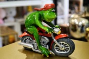 FIGURKA ŻABA MOTOCYKLISTA
