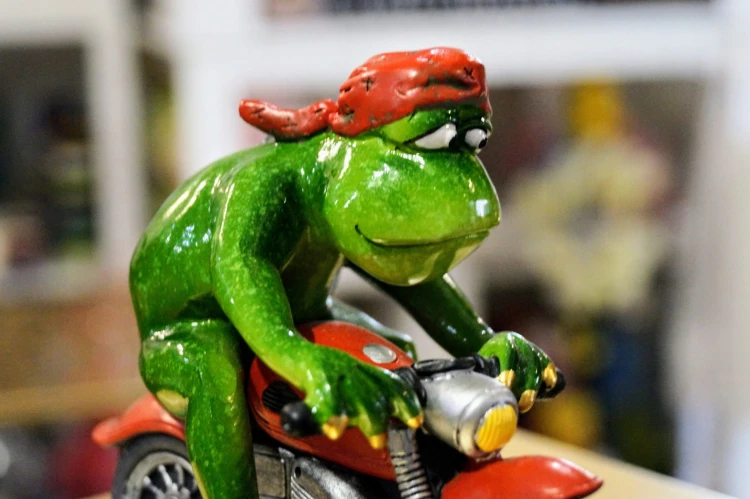 FIGURKA ŻABA MOTOCYKLISTA