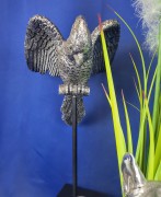 FIGURKA PAPUGA SREBRNA NA STOJAKU 34 CM