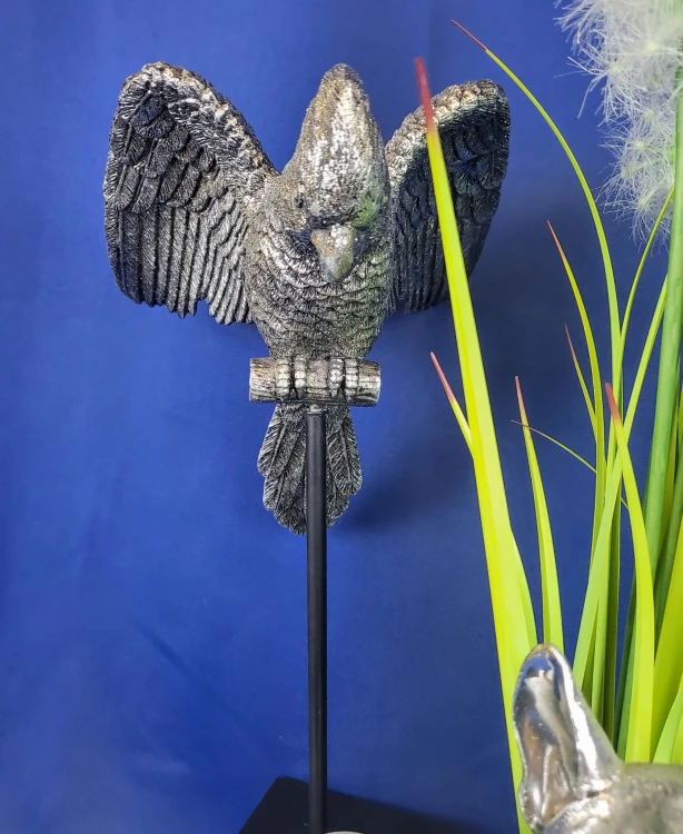 FIGURKA PAPUGA SREBRNA NA STOJAKU 34 CM