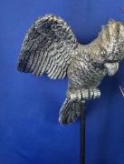 FIGURKA PAPUGA SREBRNA NA STOJAKU 34 CM