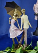 FIGURKA STOJĄCA ZAKOCHANA PARA POD PARASOLEM