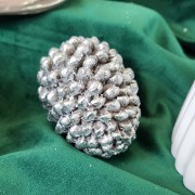 OZDOBNA SZYSZKA FIGURKA DEKORACJA SREBRNA 8 x 5 x 5 CM