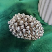 OZDOBNA SZYSZKA FIGURKA DEKORACJA SREBRNA 8 x 5 x 5 CM