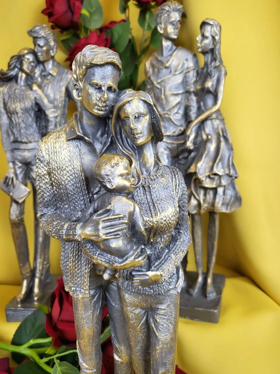 FIGURKA STOJĄCA RODZINA SZARO-ZŁOTA 38,5CM