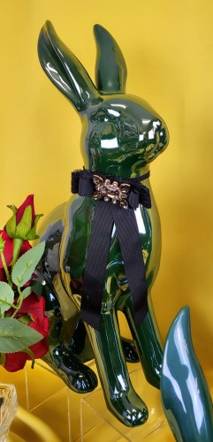 KRÓLIK CERAMICZNY ZIELONY Z KOKARDĄ BROSZKĄ