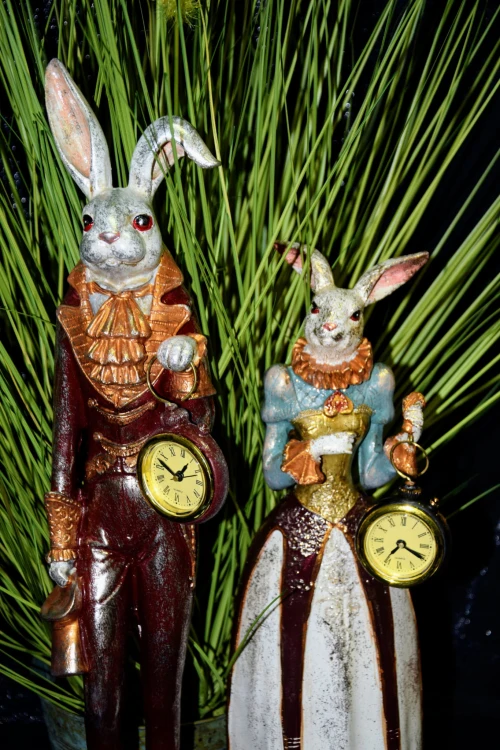 FIGURKA KRÓLIK ZAJĄC Z ZEGAREM