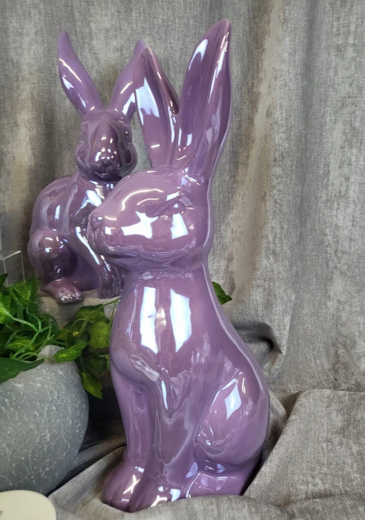 KRÓLIK CERAMICZNY SIEDZĄCY LAWENDOWY PERŁOWY
