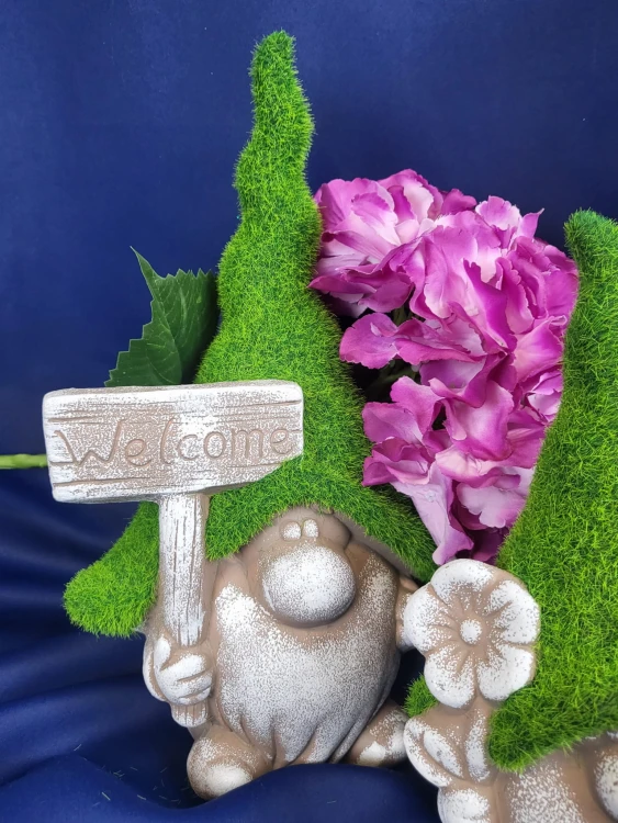 CERAMICZNY KRASNAL Z TABLICZKĄ WELCOME W ZIELONEJ CZAPCE 31cm