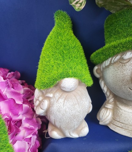 CERAMICZNY KRASNAL Z MOTYLKIEM W ZIELONEJ CZAPCE 18,5cm