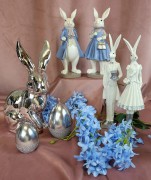 KRÓLIK CERAMICZNY SIEDZĄCY SREBRNY BŁYSZCZĄCY