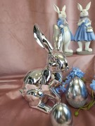 KRÓLIK CERAMICZNY SIEDZĄCY SREBRNY BŁYSZCZĄCY