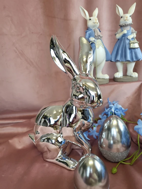 KRÓLIK CERAMICZNY SIEDZĄCY SREBRNY BŁYSZCZĄCY