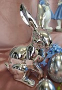 KRÓLIK CERAMICZNY SIEDZĄCY SREBRNY BŁYSZCZĄCY