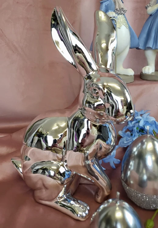 KRÓLIK CERAMICZNY SIEDZĄCY SREBRNY BŁYSZCZĄCY