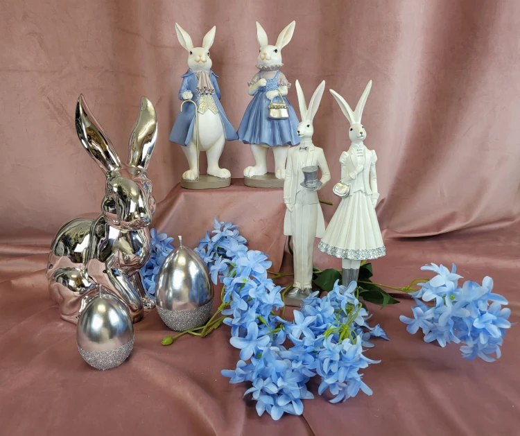 KRÓLIK CERAMICZNY SIEDZĄCY SREBRNY BŁYSZCZĄCY