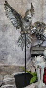 FIGURKA PAPUGA SREBRNA NA STOJAKU 58 CM