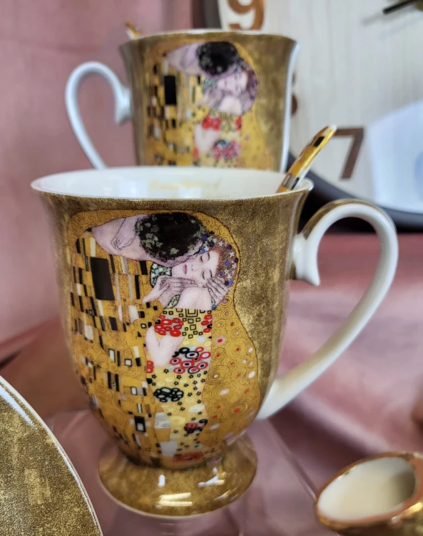 ZESTAW 2 KUBKÓW W PUDEŁKU-SERCE G.KLIMT PREZENT