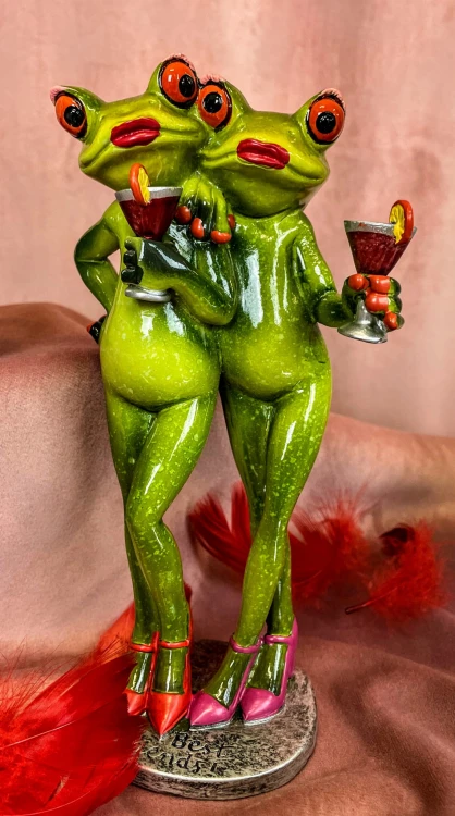 FIGURKA PANIE ŻABY Z DRINKAMI