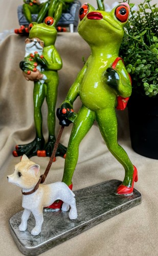 FIGURKA PANI ŻABA Z PSEM NA SMYCZY
