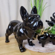 FIGURKA PIES BULDOG CZARNY Z NASZYJNIKIEM
