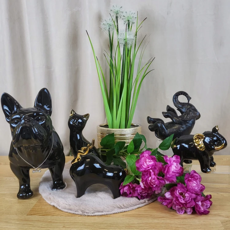 FIGURKA PIES BULDOG CZARNY Z NASZYJNIKIEM