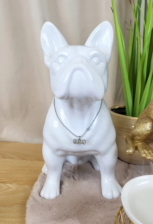 FIGURKA PIES BULDOG BIAŁY Z NASZYJNIKIEM