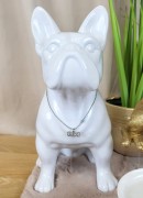 FIGURKA PIES BULDOG BIAŁY Z NASZYJNIKIEM