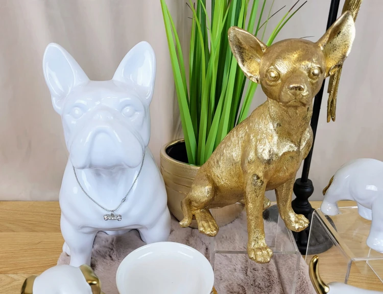 FIGURKA PIES BULDOG BIAŁY Z NASZYJNIKIEM