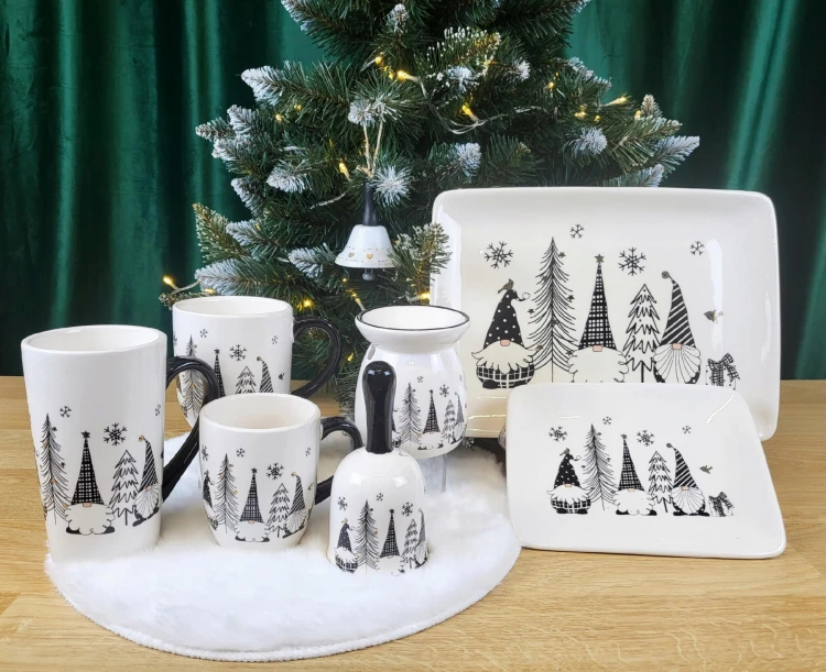 CERAMICZNY KUBEK ŚWIĄTECZNY Z MIKOŁAJEM KRASNALEM