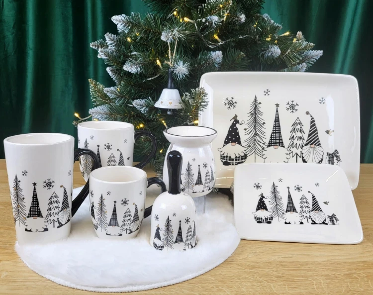 CERAMICZNY KUBEK ŚWIĄTECZNY Z MIKOŁAJEM KRASNALEM