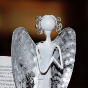 ANIOŁ METALOWY MODLĄCY SIĘ BIAŁY 16,5 CM