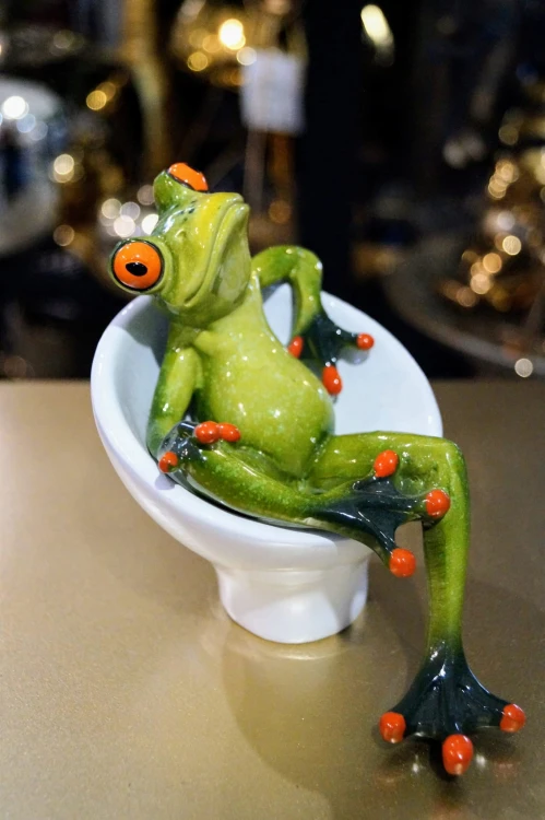 FIGURKA ŻABA W FOTELU