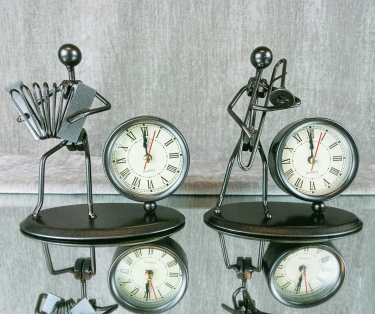 FIGURKA GRAJEK Z ZEGARKIEM 12 CM 2 WZORY