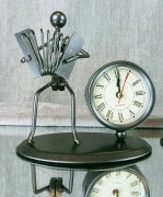 FIGURKA GRAJEK Z ZEGARKIEM 12 CM 2 WZORY