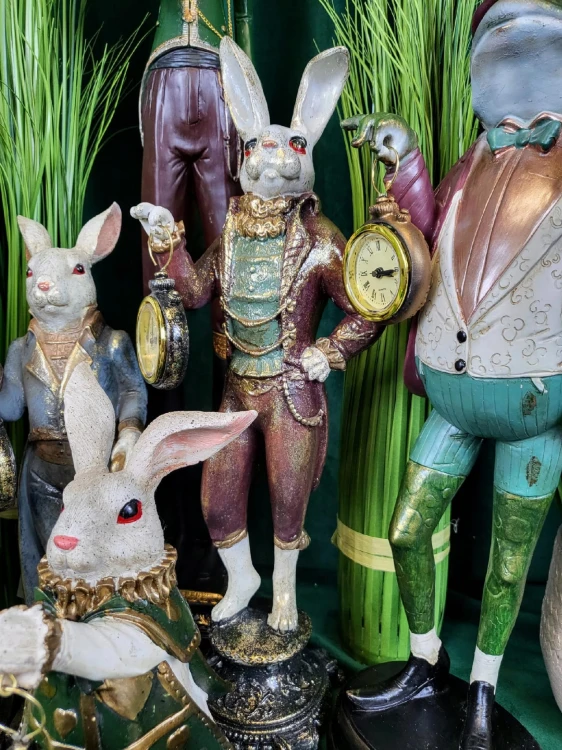 FIGURKA KRÓLIK Z ZEGARKIEM PIERROT