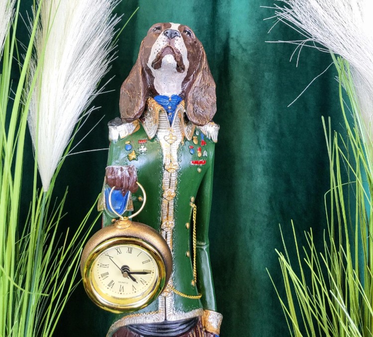 FIGURKA PIES Z ZEGARKIEM PIERROT