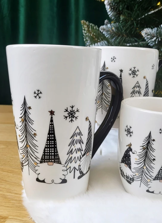 CERAMICZNY KUBEK ŚWIĄTECZNY Z MIKOŁAJEM KRASNALEM