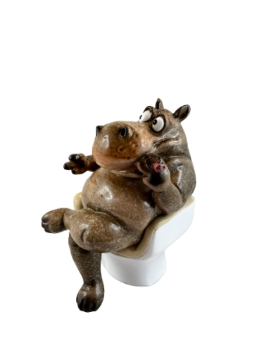 FIGURKA HIPOPOTAM W FOTELU