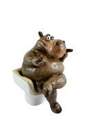 FIGURKA HIPOPOTAM W FOTELU