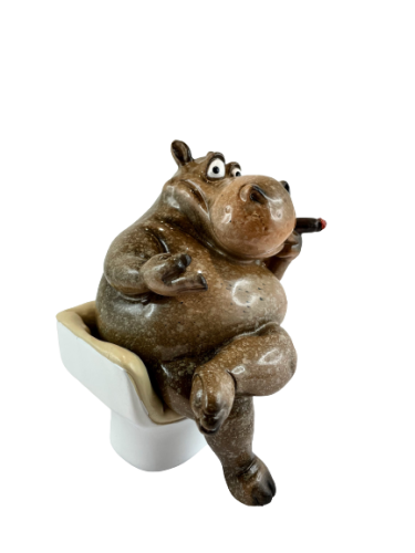 FIGURKA HIPOPOTAM W FOTELU
