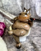 FIGURKA HIPOPOTAM W FOTELU