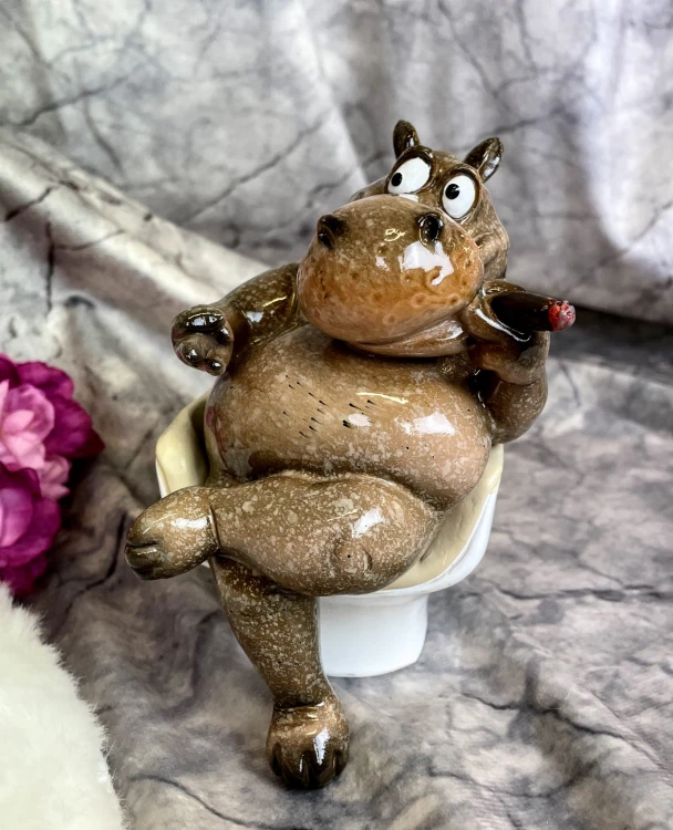 FIGURKA HIPOPOTAM W FOTELU