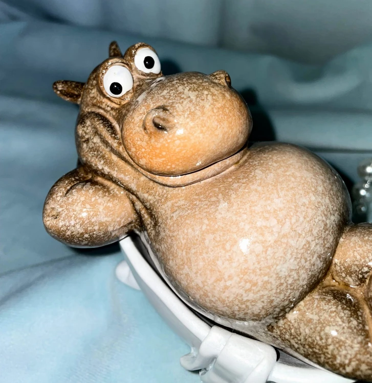 FIGURKA HIPOPOTAM W WANNIE