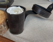 4 MOSIĘŻNE, NIKLOWANE KUBKI W ETUI SKÓRZANYM